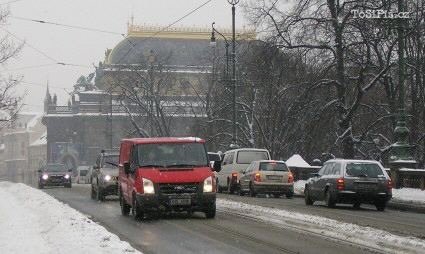 kolona aut u zasněženého Národního divadla